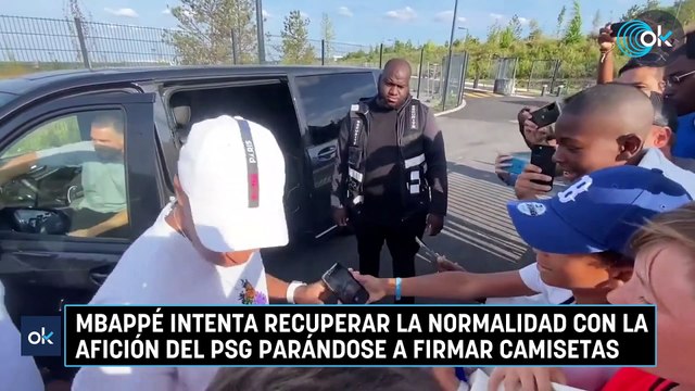 Mbappé intenta recuperar la normalidad con la afición del PSG parándose a firmar camisetas