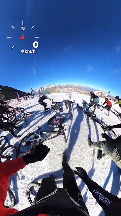 Des cyclistes professionnels descendent les Alpes