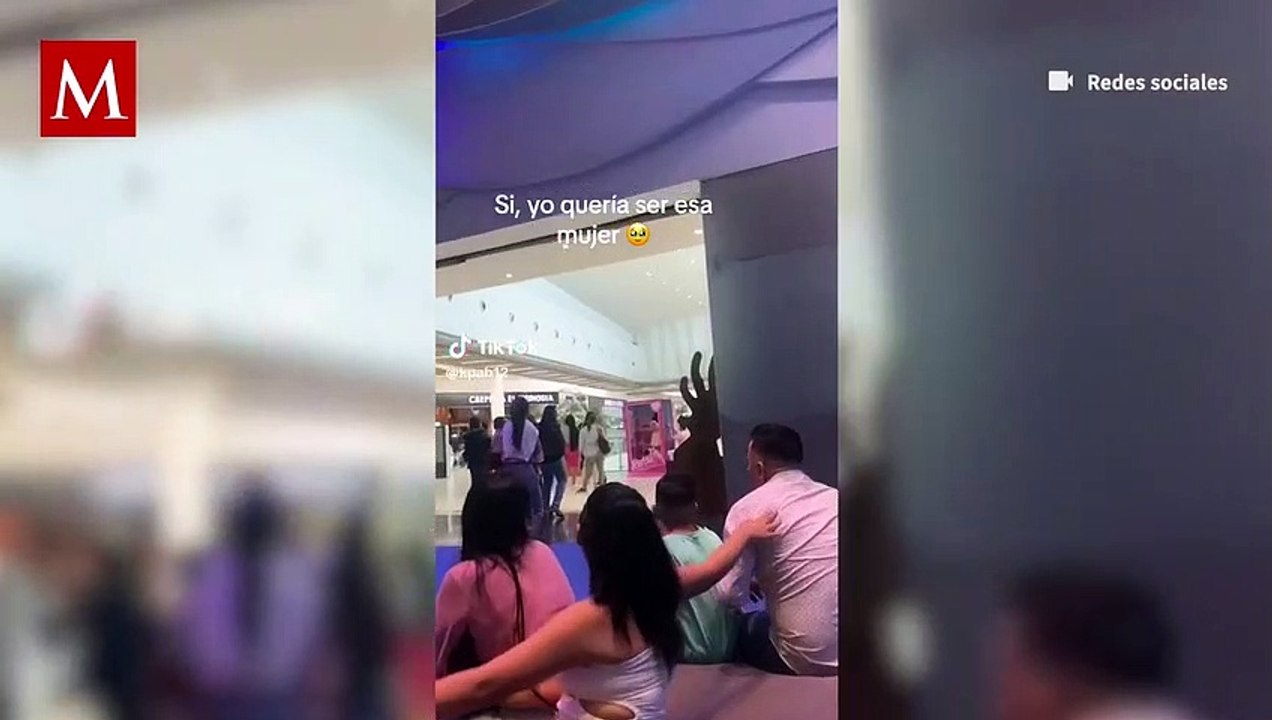 Joven pide matrimonio a su novia en cabina promocional de 'Barbie'; momento se vuelve viral