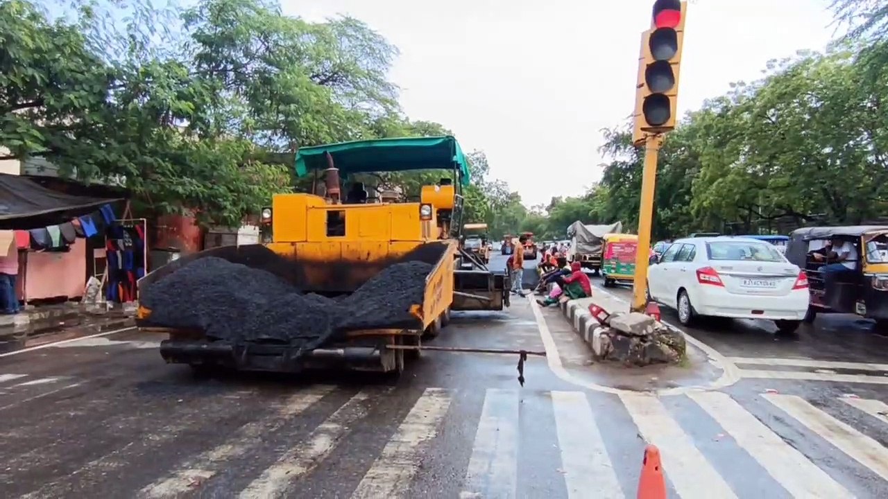 सही सड़क पर पोत रहे कालिख, कॉलोनियों में लोगों को इंतजार, देखें वीडियो