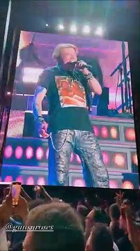 Ο Σπύρος Μαρτίκας και η Βρισηίδα Ανδριώτου στη συναυλία των Guns 'N Roses