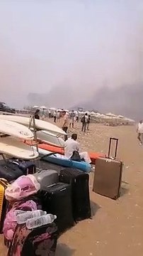 Rodos Adası'nda kabus! Alevlerin sardığı binlerce turist limanlarda tahliye bekliyor