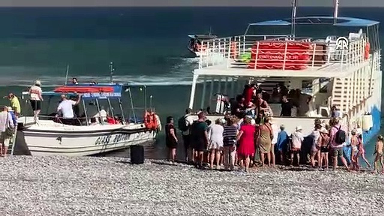 Rodos'taki orman yangını yerleşim yerlerine ulaştı