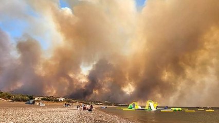 Más de 2.000 desalojados por un incendio en la isla griega de Rodas