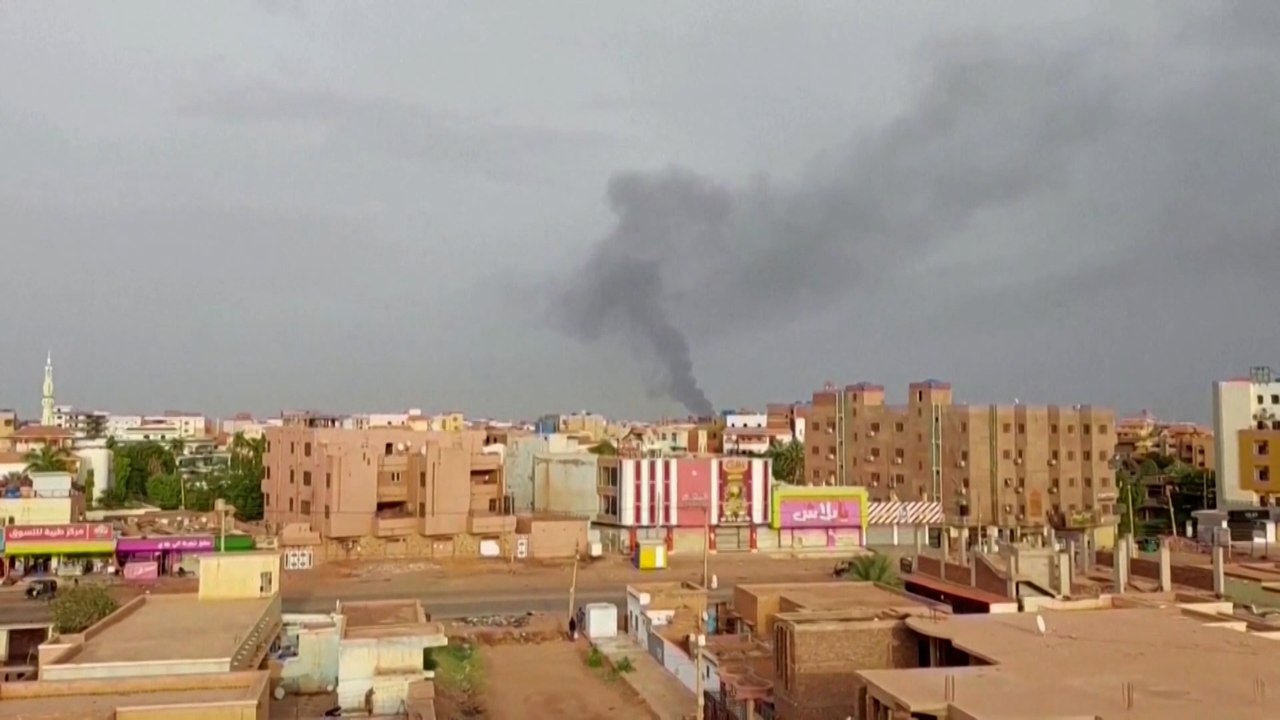 دوي قصف كثيف ونيران أسلحة ثقيلة وسط الخرطوم.. ماذا يحدث في السودان؟
