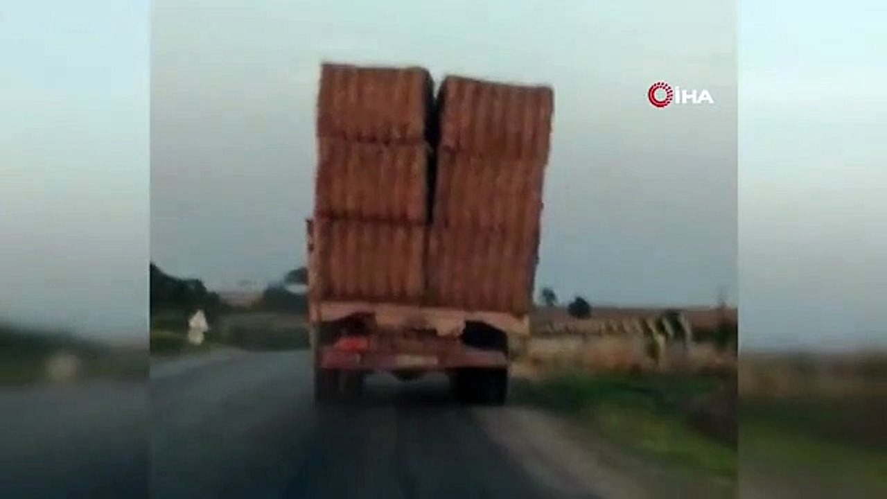 Voyage dangereux d'un camion chargé de foin devant la caméra