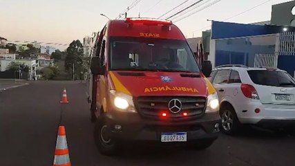 Jovem fica ferido após "dividida" em partida de futebol