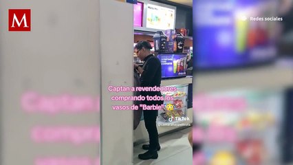 Captan a joven llenando bolsa grande con vasos de Barbie de Cinépolis para revenderlos