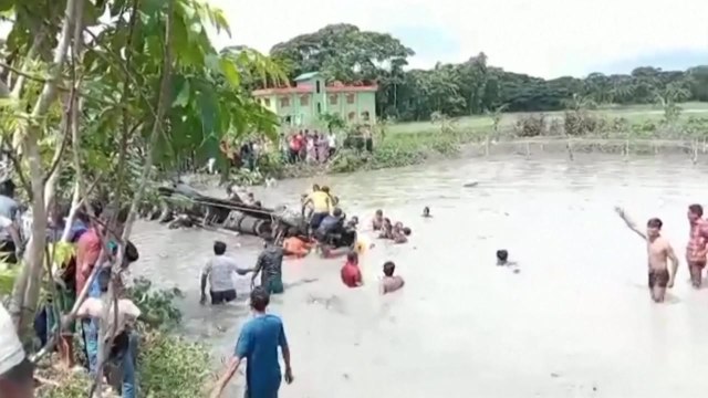 방글라데시, 버스 연못 추락...최소 17명 사망·45명 부상 / YTN