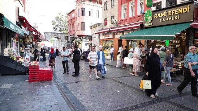 تركيا تواصل ترحيل اللاجئين السوريين.. ما الأسباب؟