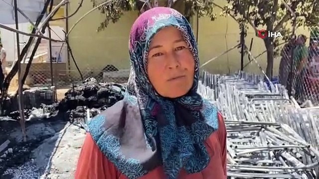 Les tables et les chaises sur lesquelles il gagnait son pain se sont réduites en cendres devant ses yeux.