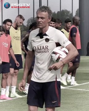L'entraineur du PSG Luis Enrique explique pourquoi il utilise un micro à chaque entraînement