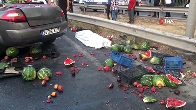 A Küçükçekmece, la voiture a percuté le camion chargé de fruits par derrière： 2 morts