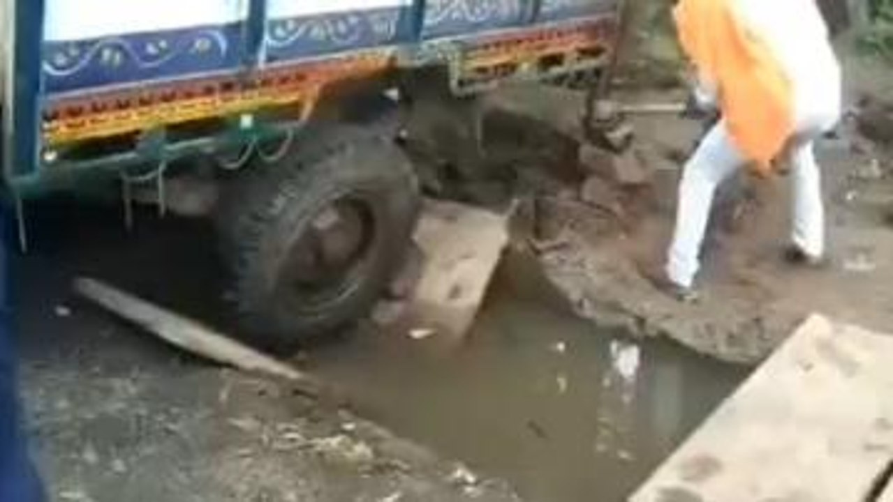 रायसेन: नाले ने रोका पिअकप का पहिया,सैकड़ों वाहन सड़क पर थमे,देखें Video