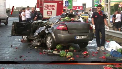Küçükçekmece'de otomobil, meyve yüklü kamyonete arkadan çarptı