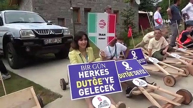 Des danseurs de 10 pays différents ont participé à des courses de rafting et de voitures en bois