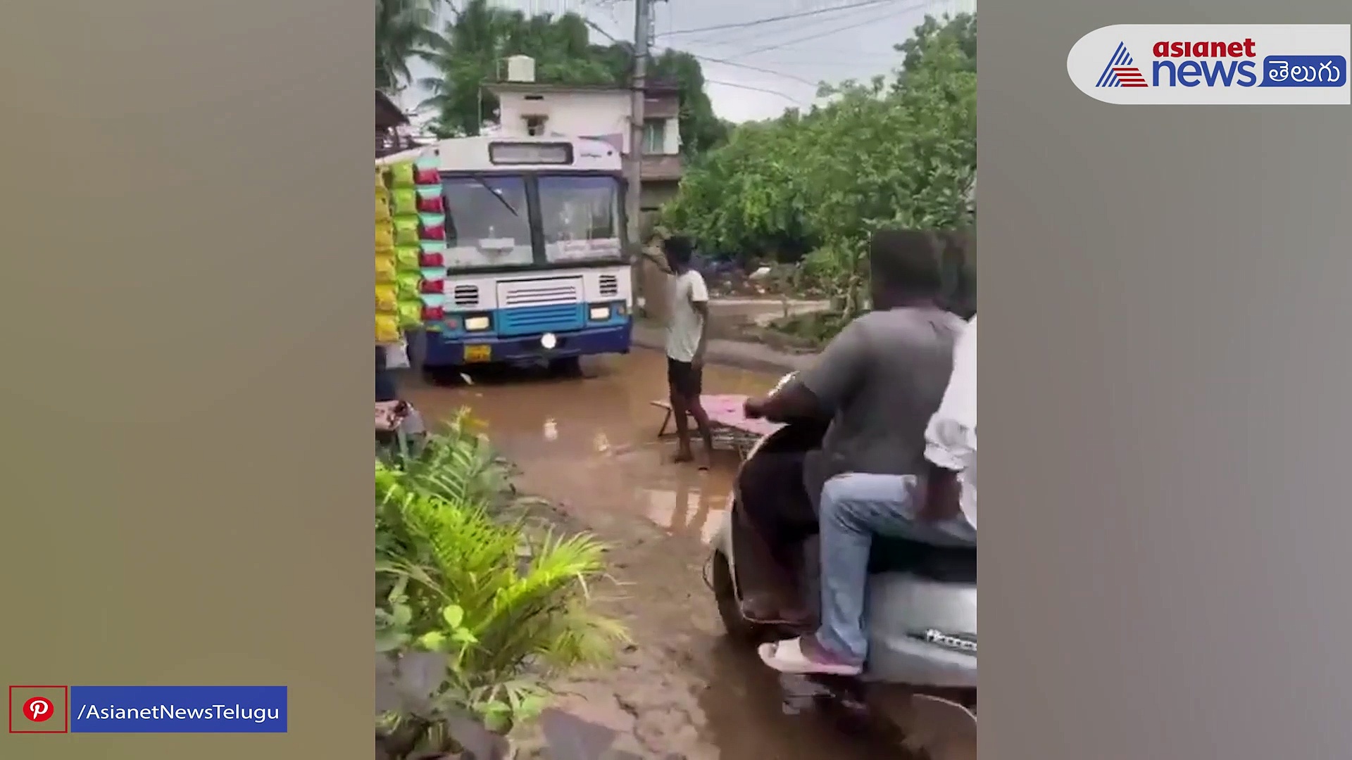 బురదనీటిలో మంచమేసుకుని పడుకుని... ఏలూరు యువకుడి వినూత్న నిరసన