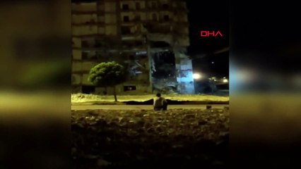Gaziantep'te depremde ağır hasar alan bina çöktü