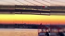 Jeu dangereux de jeunes sur le Golden Horn Metro Bridge devant la caméra： Ils ont sauté du pont pour se rafraîchir