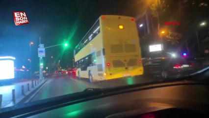 Kadıköy'de İETT otobüsünde yol boyunca dans ettiler