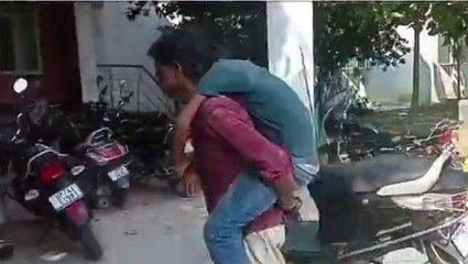 कन्नौज: स्वास्थ्य सेवाओं की खुली पोल, घायल बेटे को कंधे पर लेकर घूमता रहा पिता, नहीं मिला स्टेचर