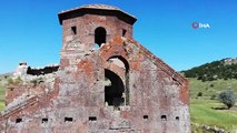 Kızıl Kilise bin 500 yıllık tarihi ile ziyaretçilerini cezbediyor