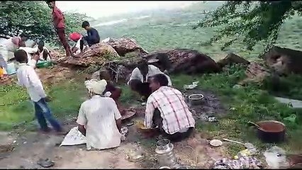 बारिश की कामना को लेकर गोठड़ा कस्बा स्वत: रहा बंद गांव बाहर भोजन बनाया