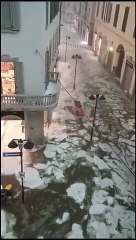 İtalya'da şiddetli dolu yağışı! Göle dönen sokaklarda buz kütleleri yüzdü