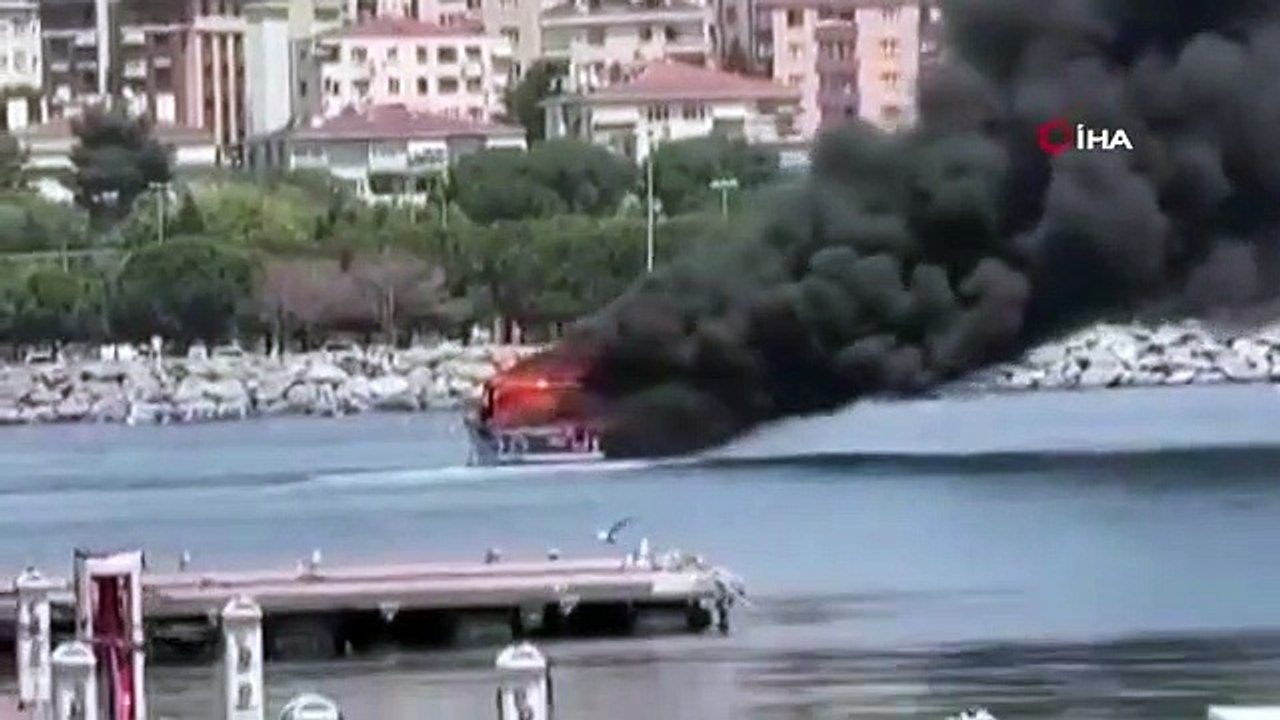 Pendik sahilde tekne alevlere teslim oldu