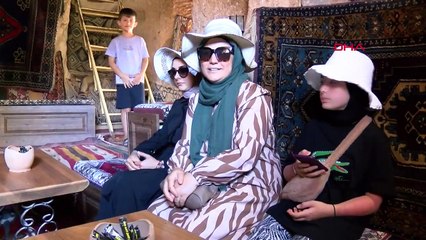 Les touristes accablés par la chaleur en Cappadoce préfèrent les cafés dans les cheminées de fées