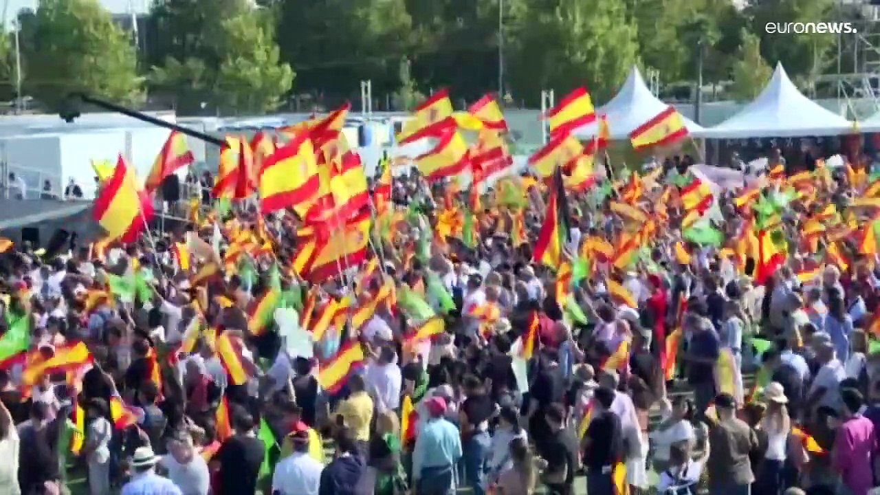Les gens se rendent aux urnes pour les élection...