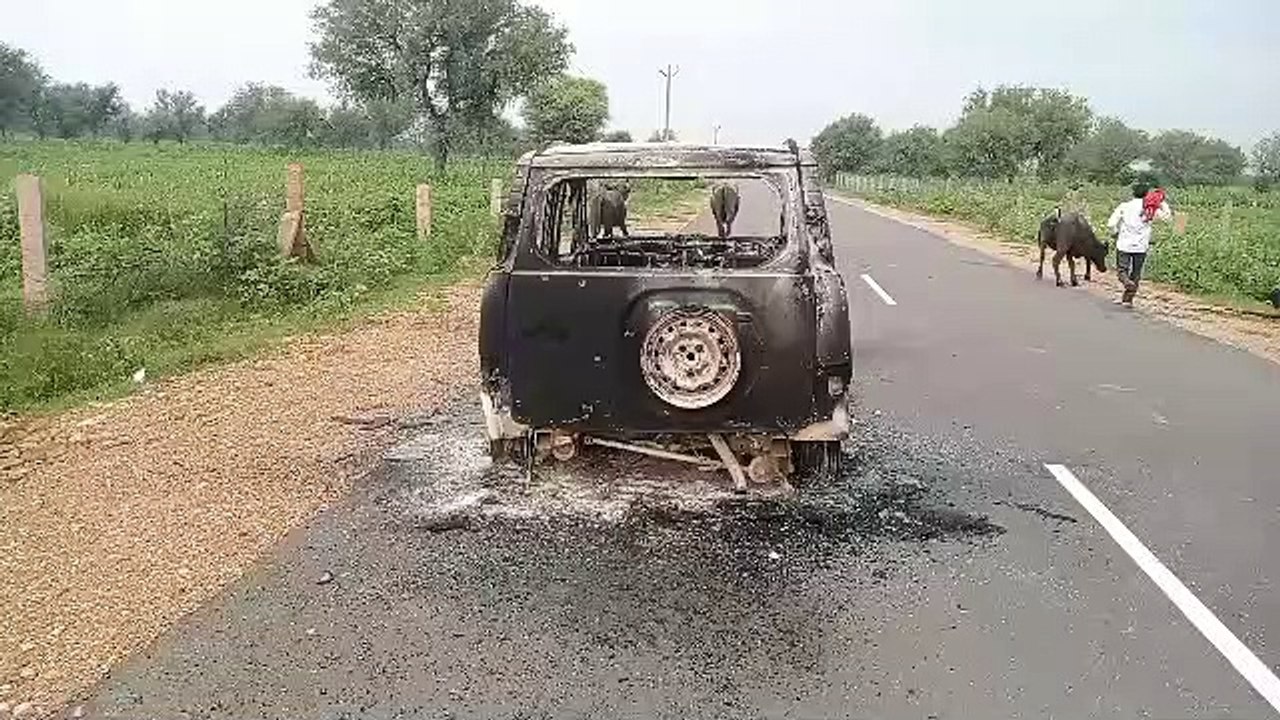 हाइवे पर धूं धूं कर जली कार