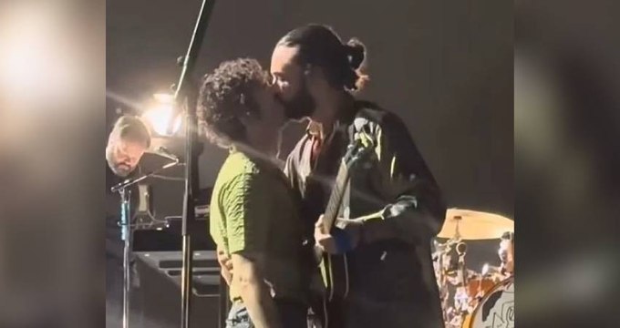 Malezya hükümeti, The 1975 grubunun erkek üyeleri sahnede öpüşünce müzik festivalini durdurdu