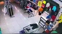 Mağazada genç kadını öldüresiye dövdü