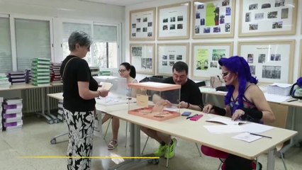 Una 'drag queen' ejerce como vocal en una mesa electoral