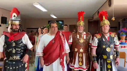 El alcalde de Saldaña, en Palencia, va votar en las Elecciones Generales vestido de emperador romano
