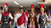 El alcalde de Saldaña vota vestido de emperador romano
