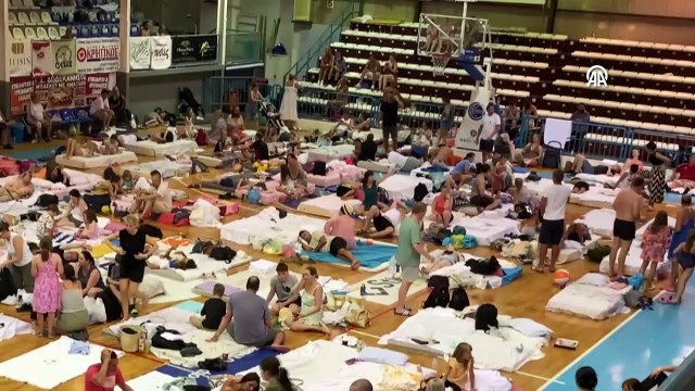 Yunanistan’daki yangın kontrolsüz şekilde yayılıyor: Binlerce kişi tahliye edildi!