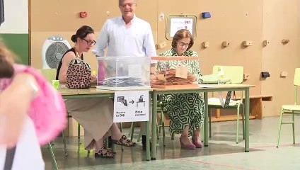 El calor y la interrupción de las vacaciones marcan la primera jornada electoral en verano