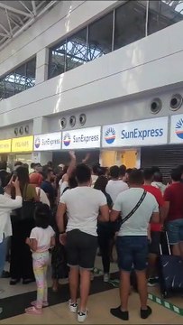 Sunexpress'ten 8 saat rötar: Yolcular, muhatap bulamadı yönetimi istifaya çağırıyor