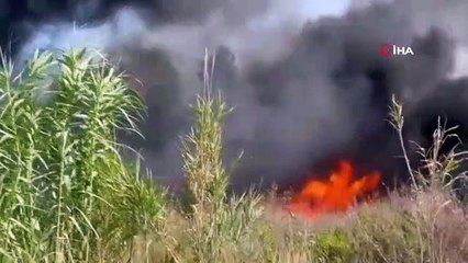 L'entrepôt s'est transformé en feu, la fumée a couvert le ciel