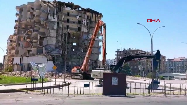 Un bâtiment de 6 étages s'est effondré lors de la démolition à Diyarbakır