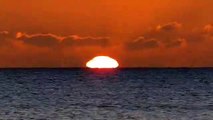 The disappearance of the sun behind the sea اختفاء الشمس خلف البحر