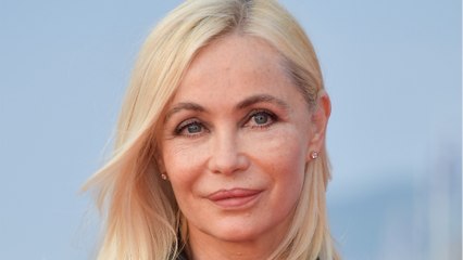 GALA VIDEO - Emmanuelle Béart grand-mère ? Ce cliché en famille qui interroge