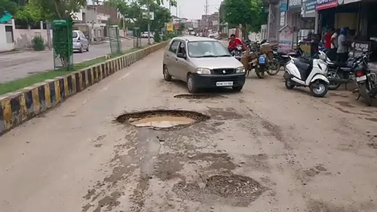 सड़कें उबड़-खाबड़, जिम्मेदार मौन