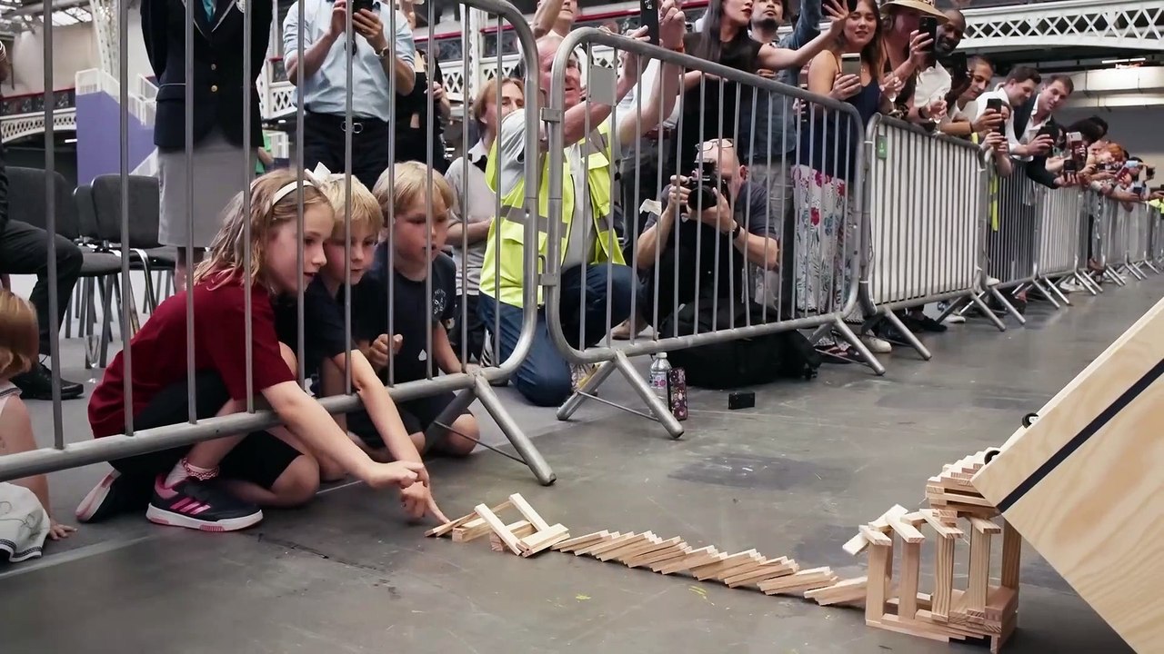 Destruction d'une tour de Kapla de 25 mètres