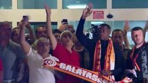 50 yıllık Galatasaraylı gibi! Taraftarla ilk kez buluşan Zaha bakın ne yaptı