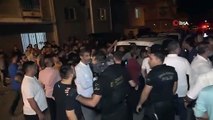 Une foule en colère à Adana a attaqué la maison du suspect qui a enduit de sang le bâtiment HUDA Par
