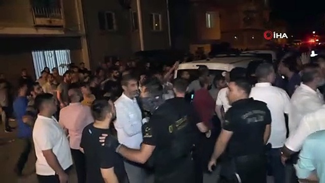 Une foule en colère à Adana a attaqué la maison du suspect qui a enduit de sang le bâtiment HUDA Par