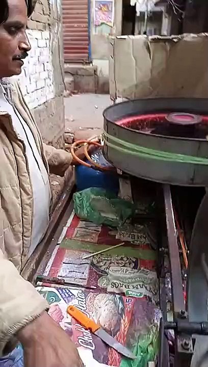 cotton sweet bana raha hai ye aadmi